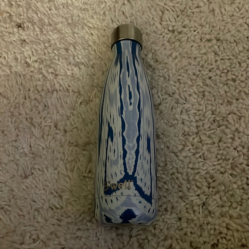 Swell bottle used a few times in Santorini print